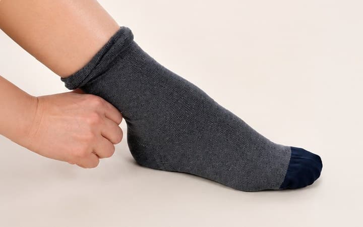 발을 넣고 뒤꿈치를 밀착하는 모습